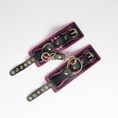 Черные кожаные наручники с розовой строчкой - Crazy Handmade - купить с доставкой в Арзамасе