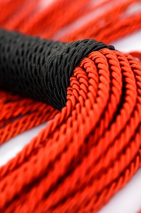 Красно-черный флоггер из веревки TOYFA Theatre - 48,5 см. - ToyFa - купить с доставкой в Арзамасе